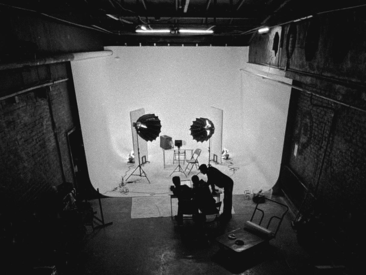 Интерьер фотостудии True Nature Studio в Москве — большая циклорама с профессиональным светом